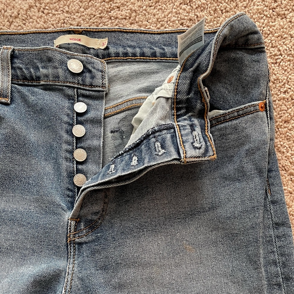 Levi’s Wedgie Fit High Rise Embroidered Jeans Size 32 - Picture 8 of 13
